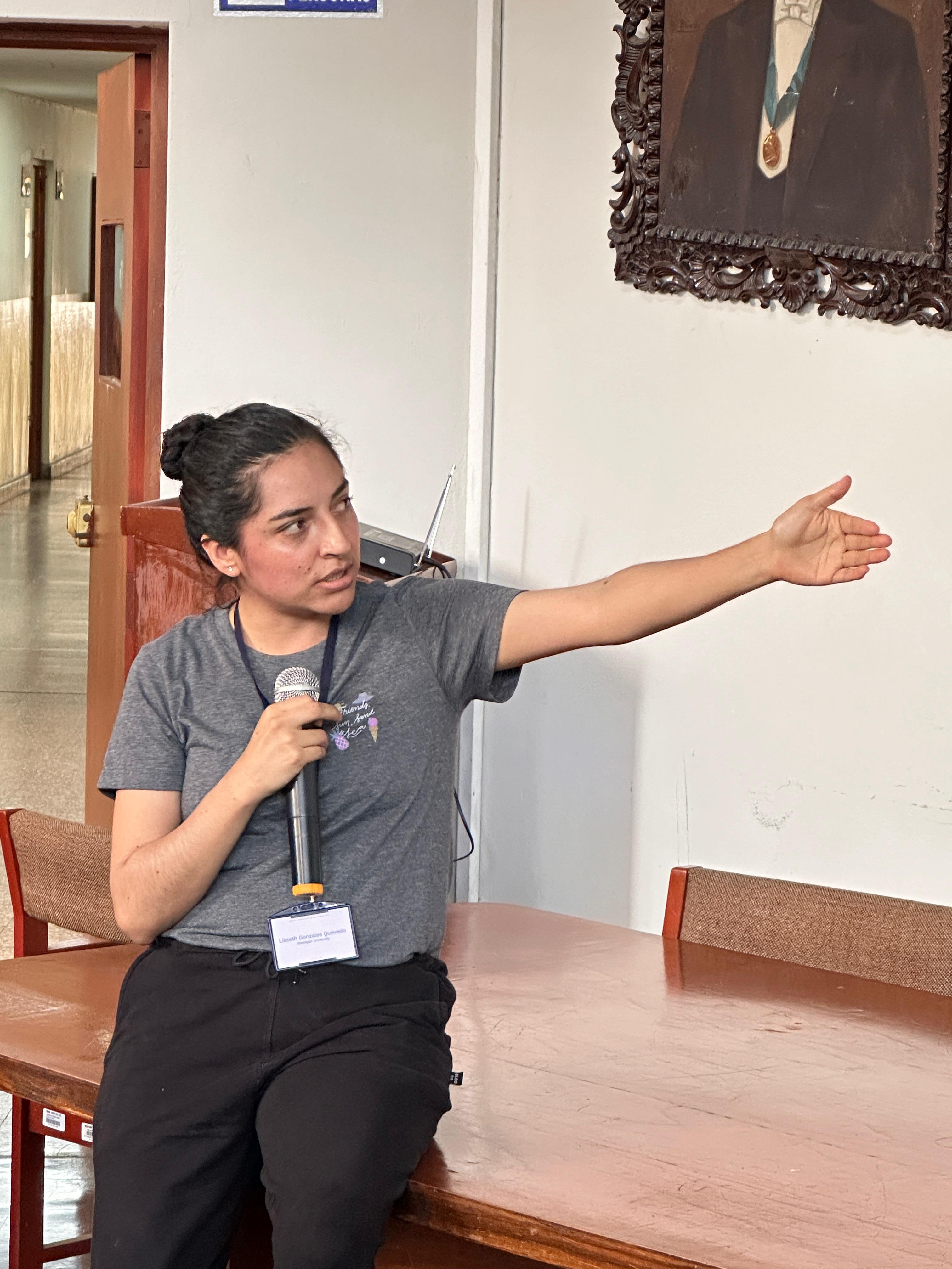 Lisseth Gonzales presentando resultados