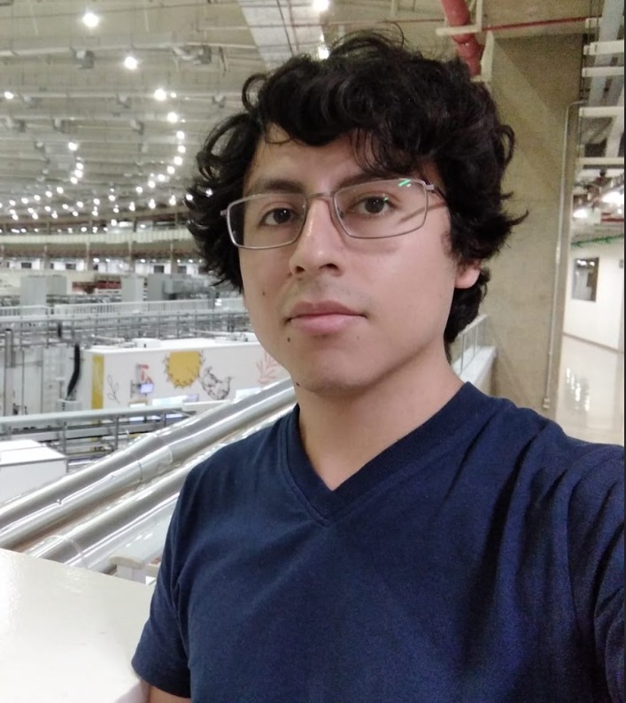 David Hinostroza respondiendo preguntas